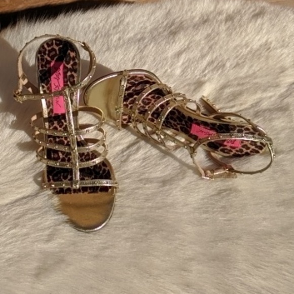 Betsey Johnson gold rhinestone sandal in box s 6.5 - Picture 2 of 7